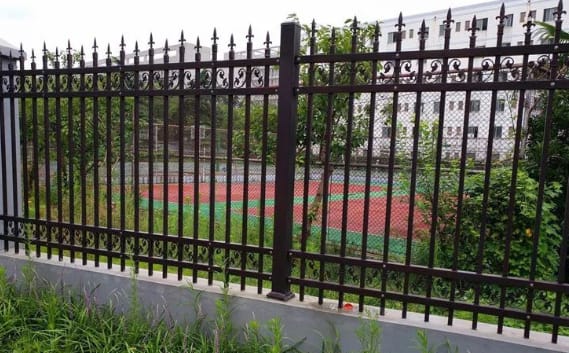 The difference between aluminum fence and iron fence