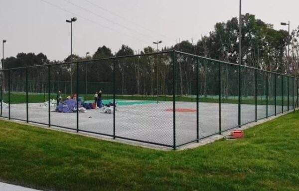 Why does the sports field fence adopt a hooked mesh structure?