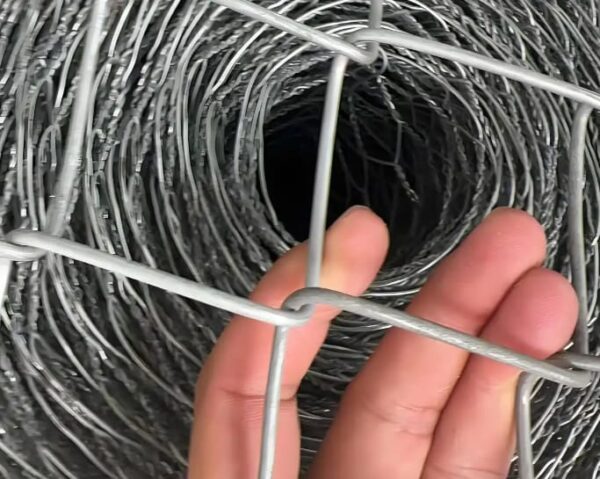 What is the working principle of diamond shaped steel wire mesh?